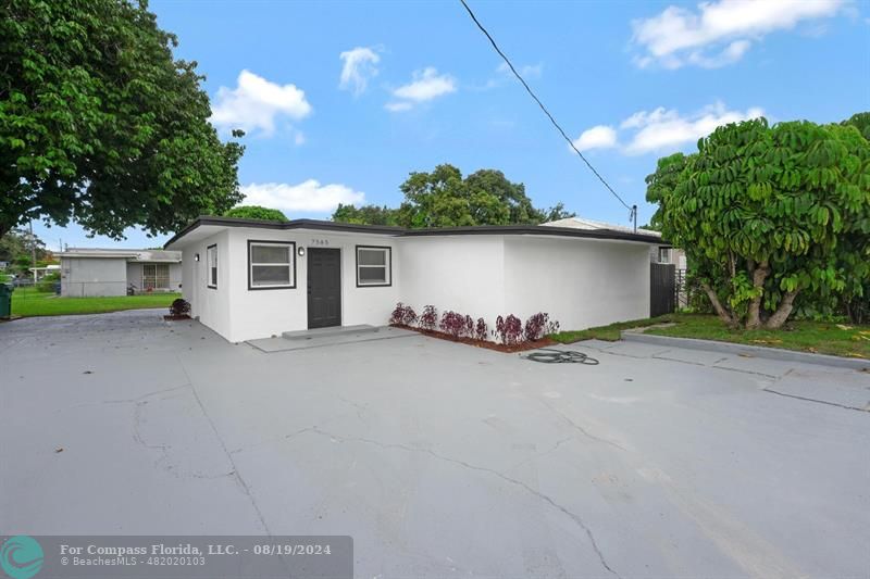 a view of a house with backyard and garden