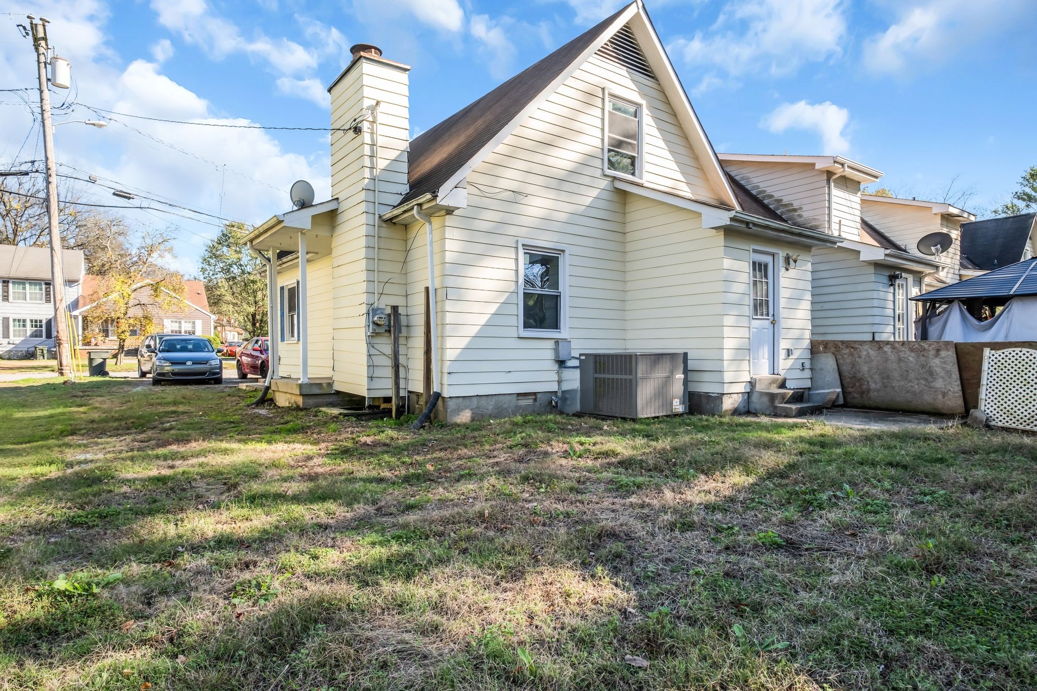 a view of a house with a yard