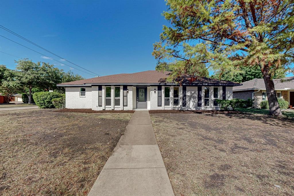 a view of a house with a yard