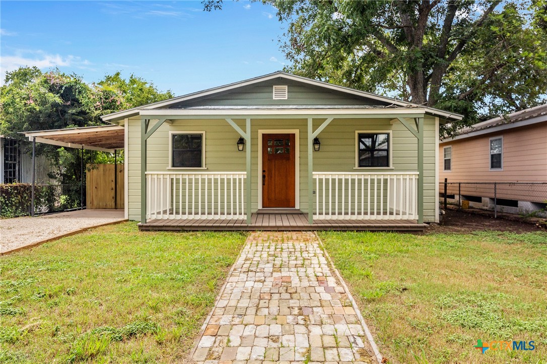 a view of a house with a yard