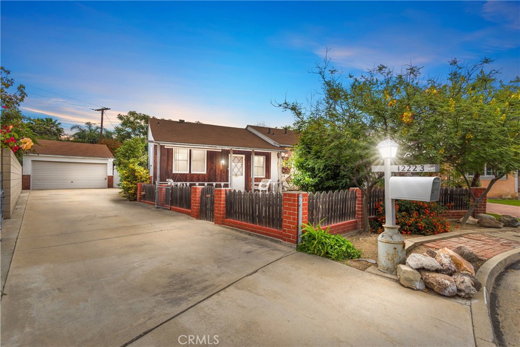 a view of a house with backyard porch and entertaining space