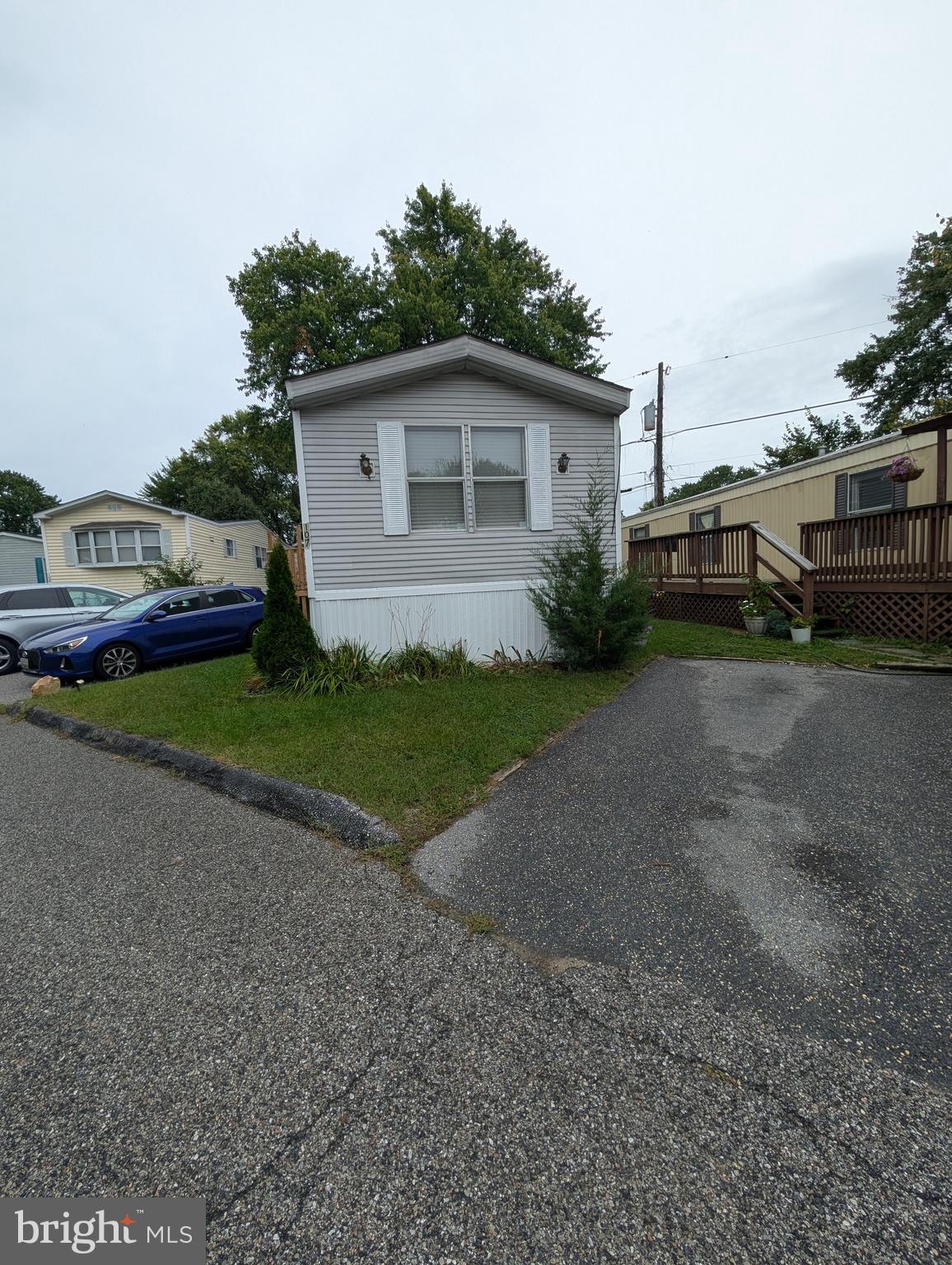 a view of a house with backyard and garden