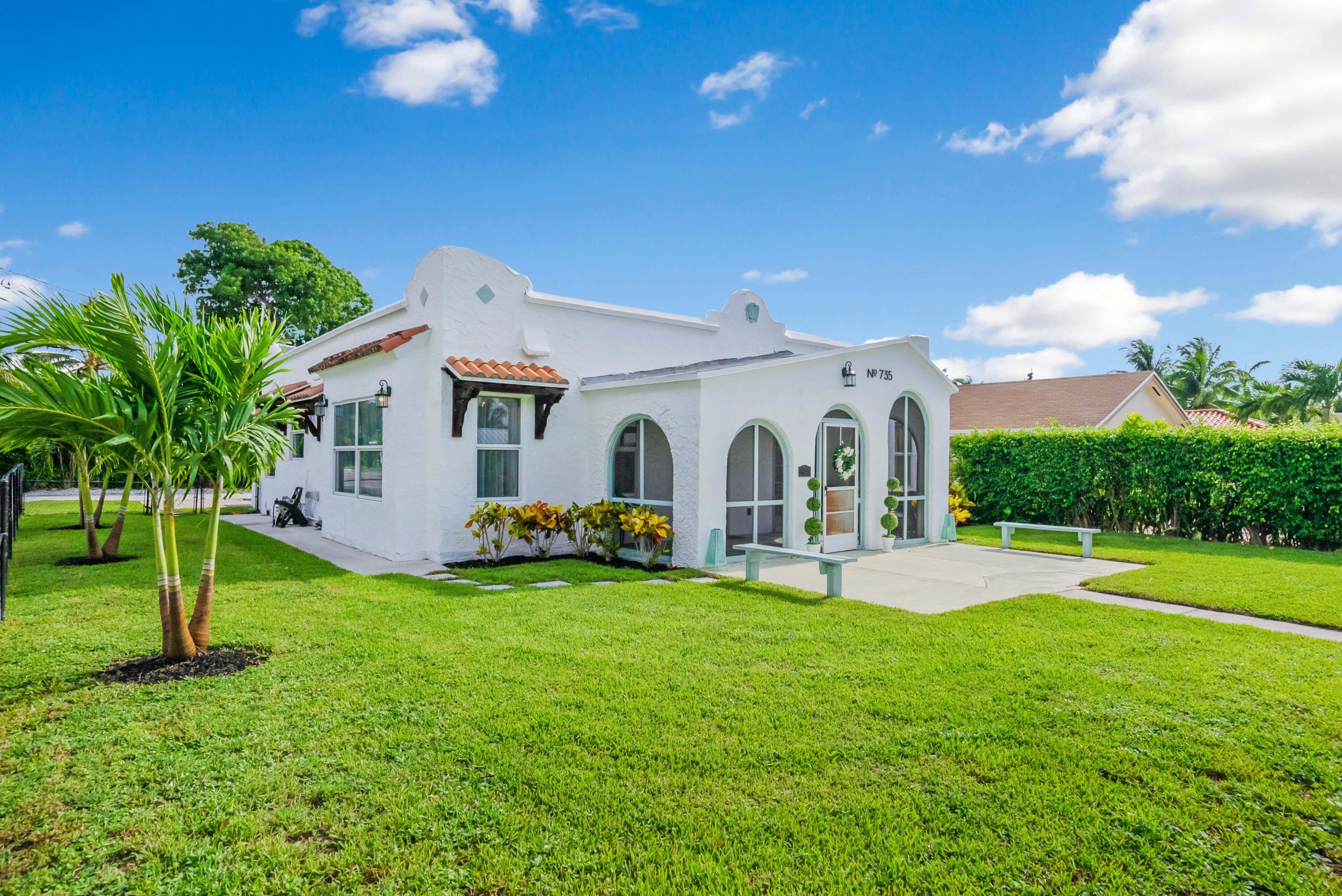 a view of a house with backyard and porch