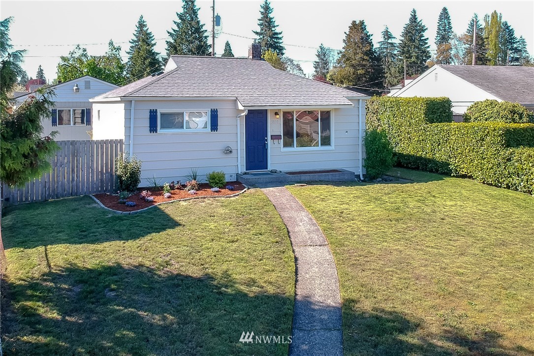 a view of a house with backyard and garden