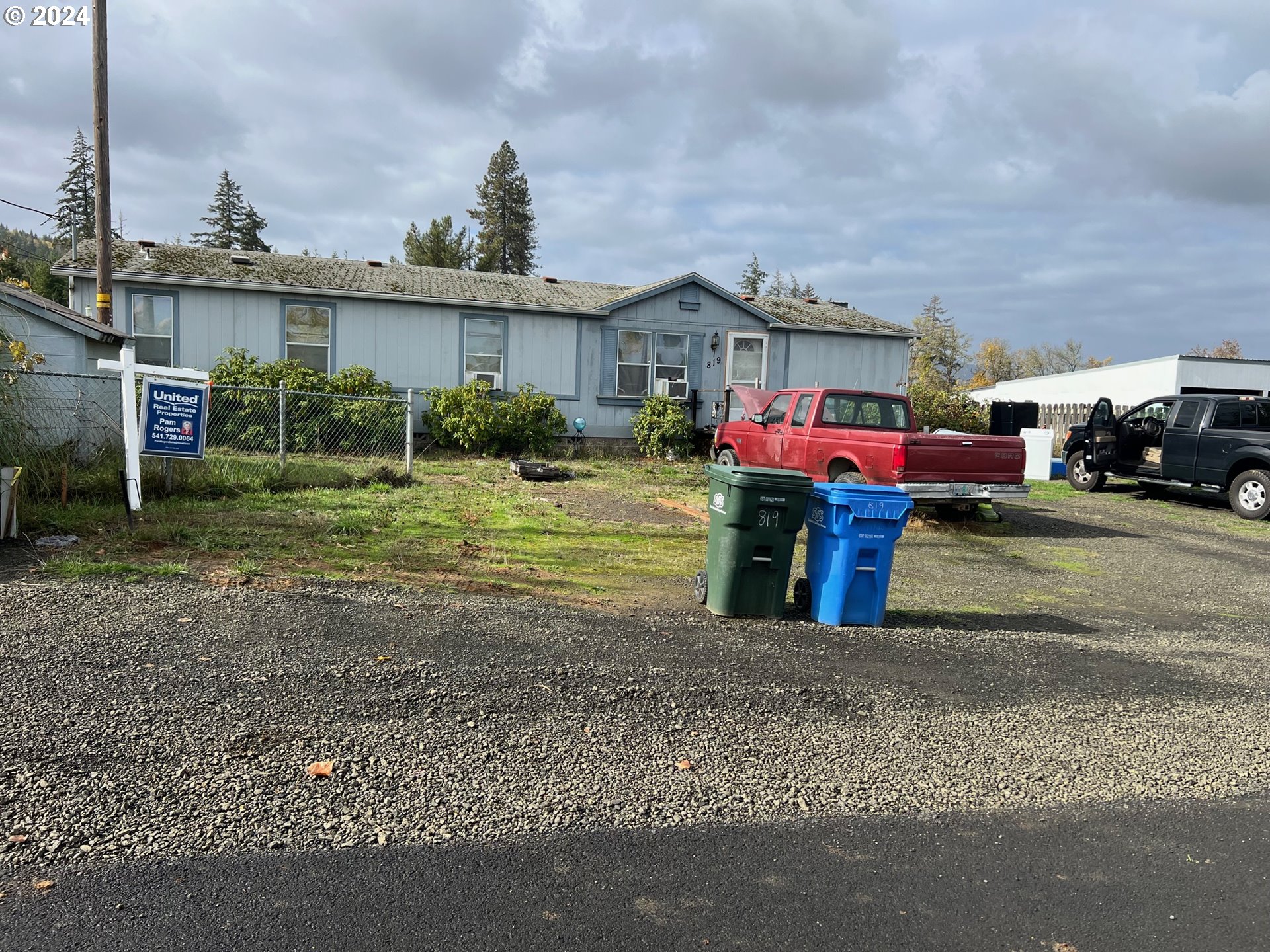 a view of a house with a back yard