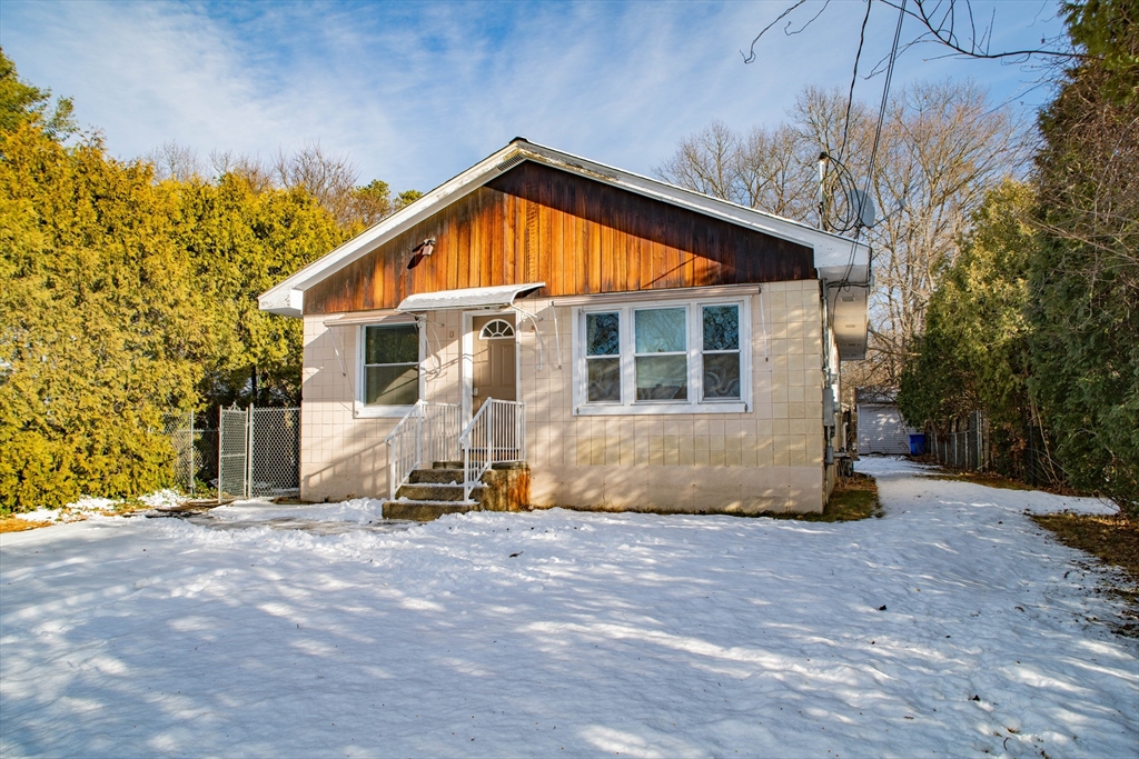 a view of a house with a yard