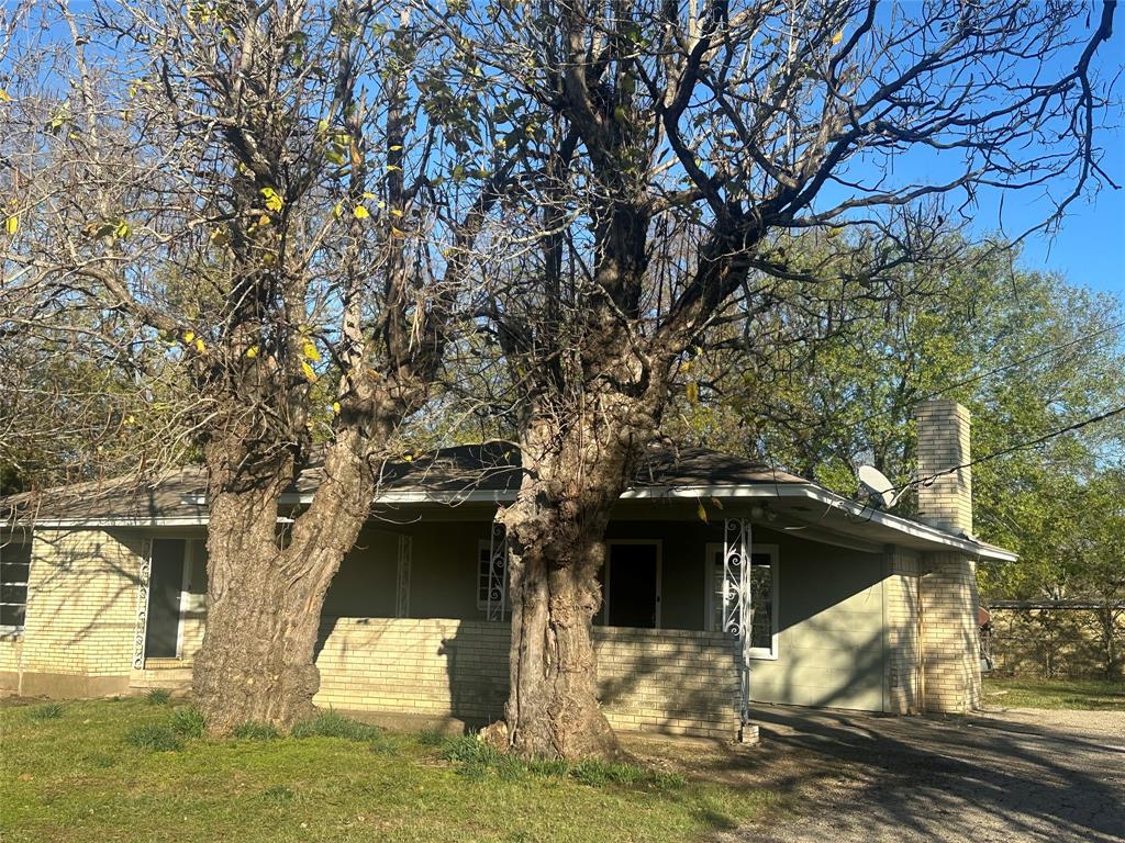 a view of roof with a yard