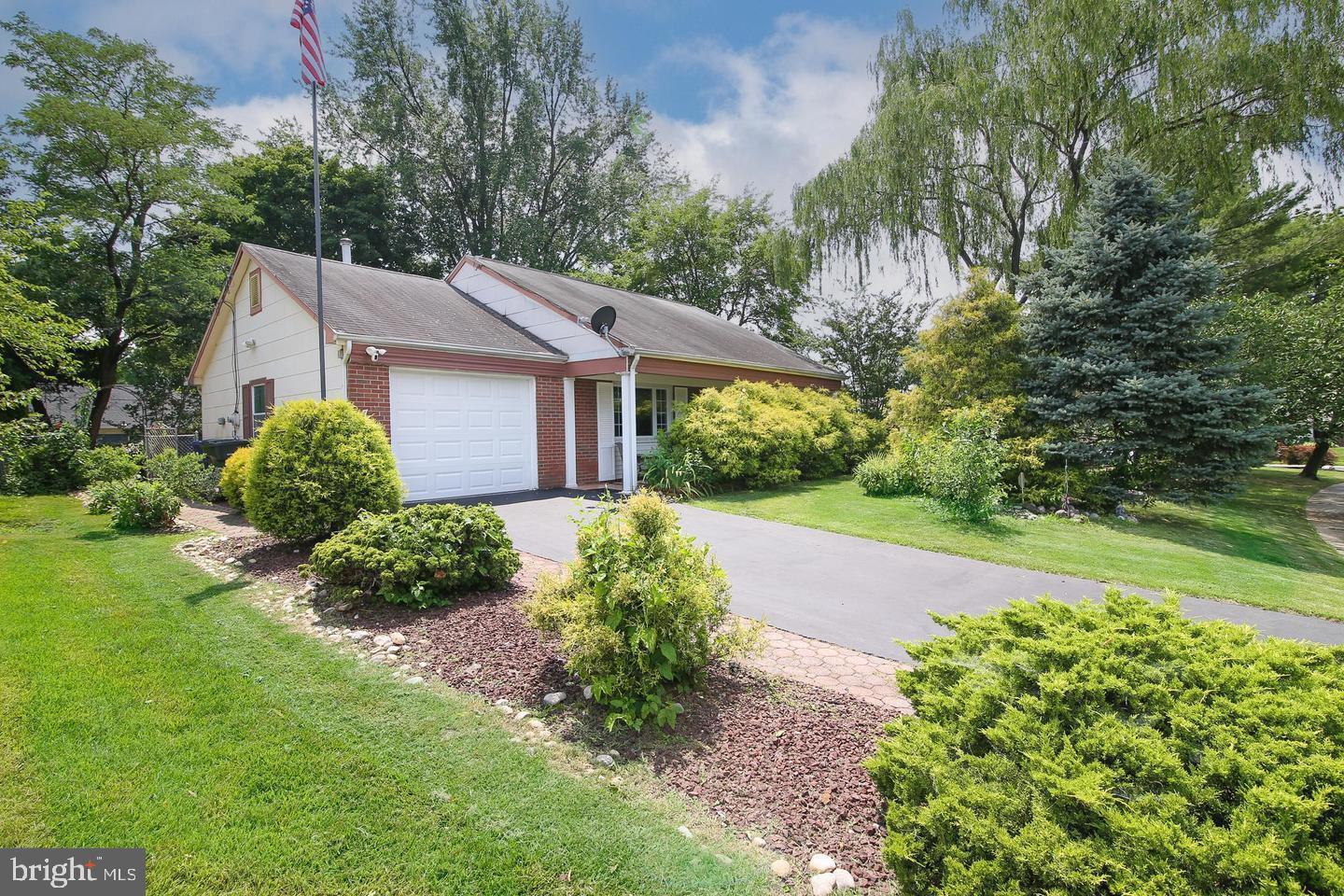 a view of a front of house with a yard