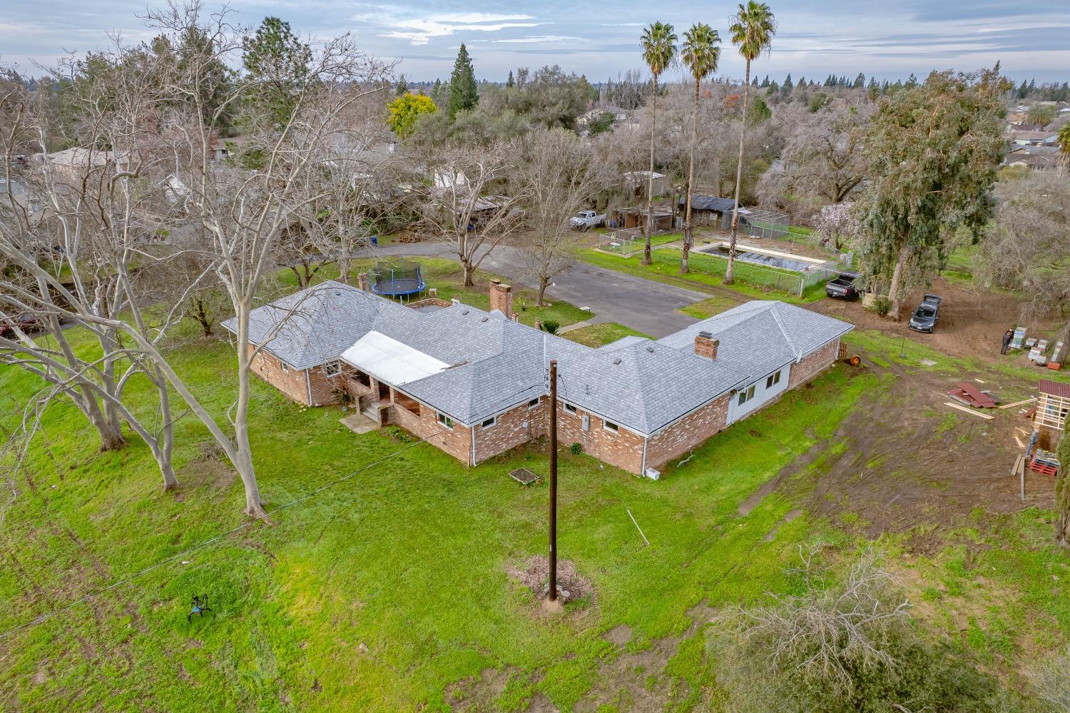 a view of a house with a backyard