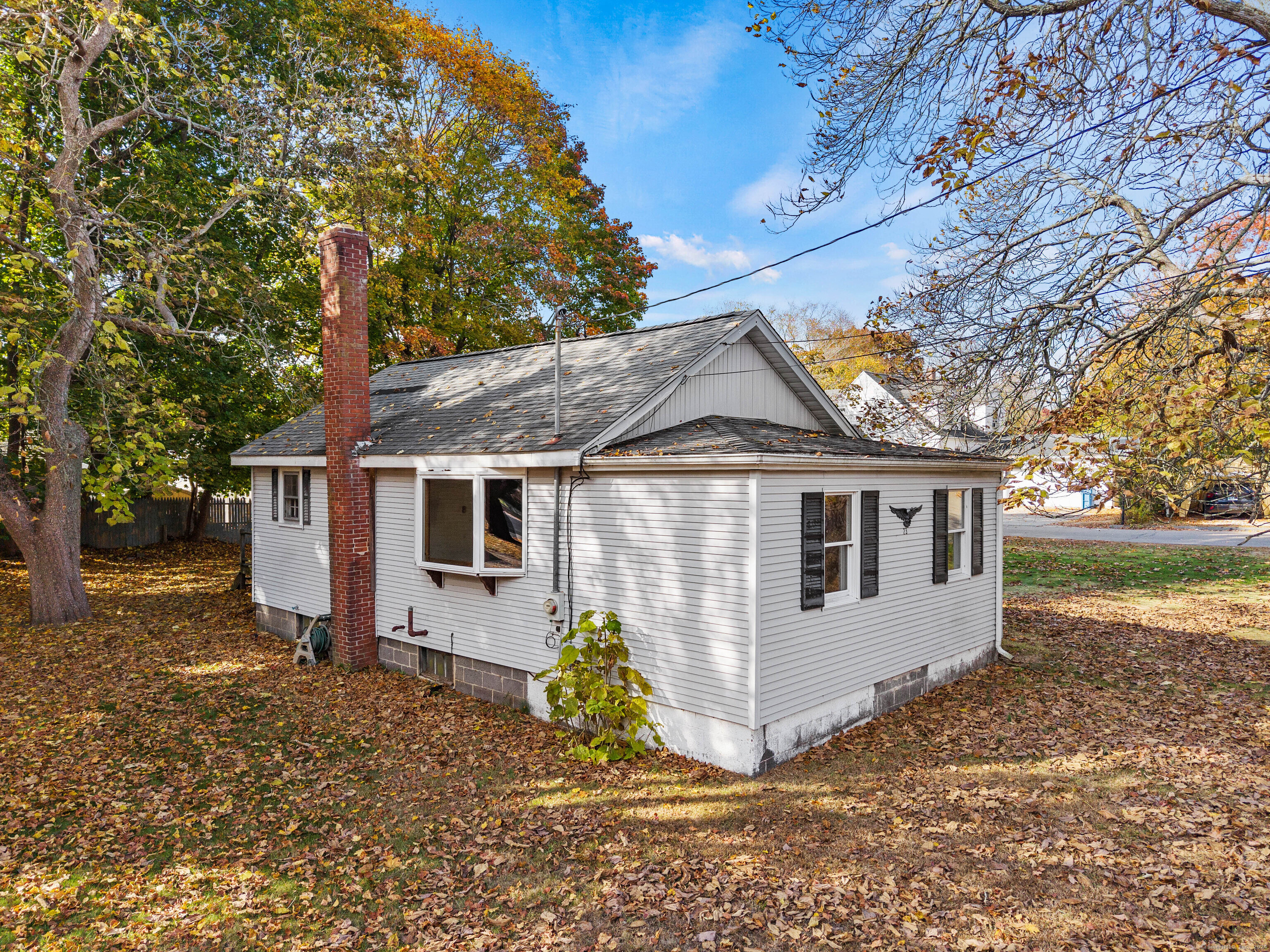 a view of a house with backyard and trees