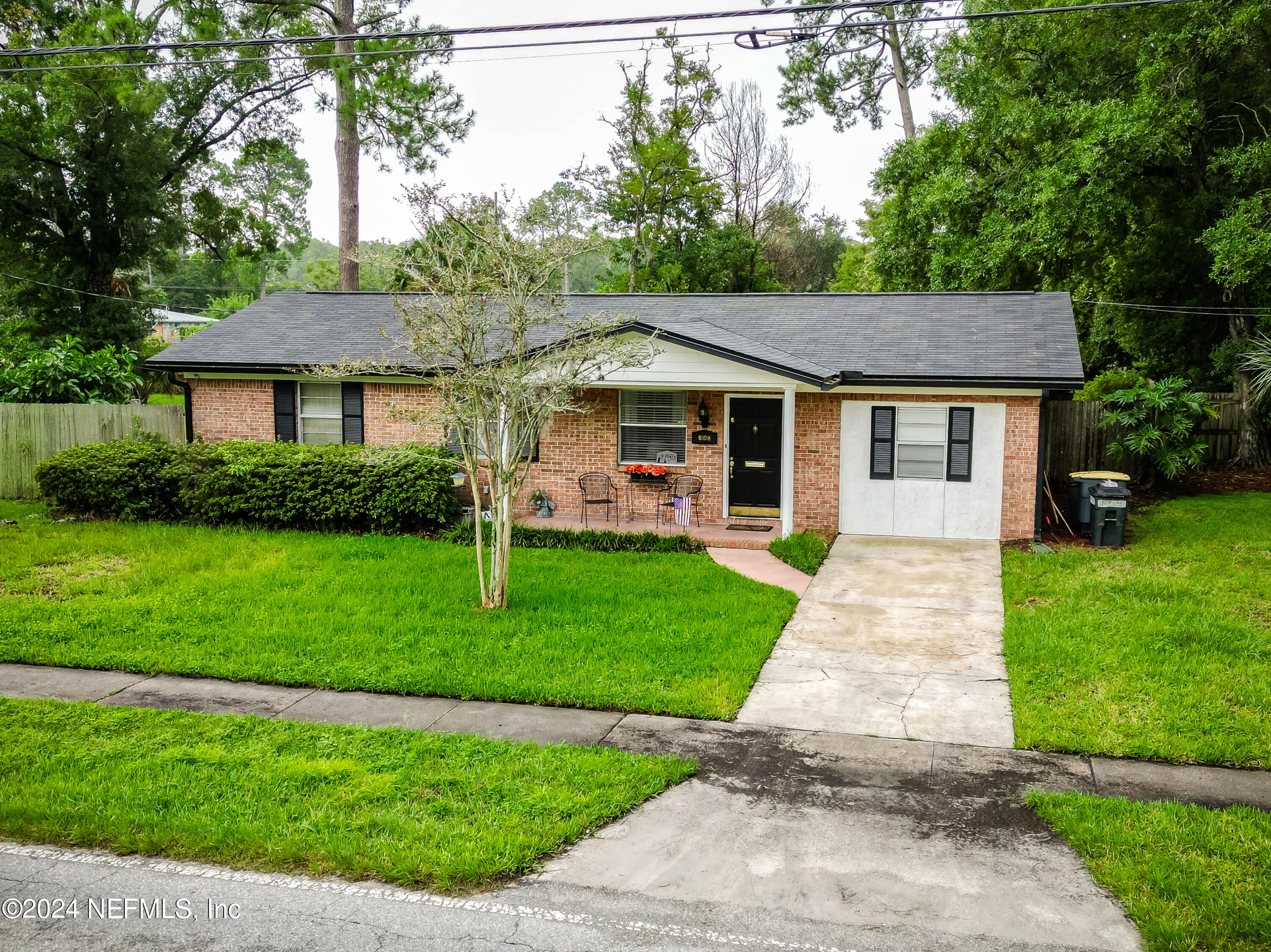 a view of a yard in front of house