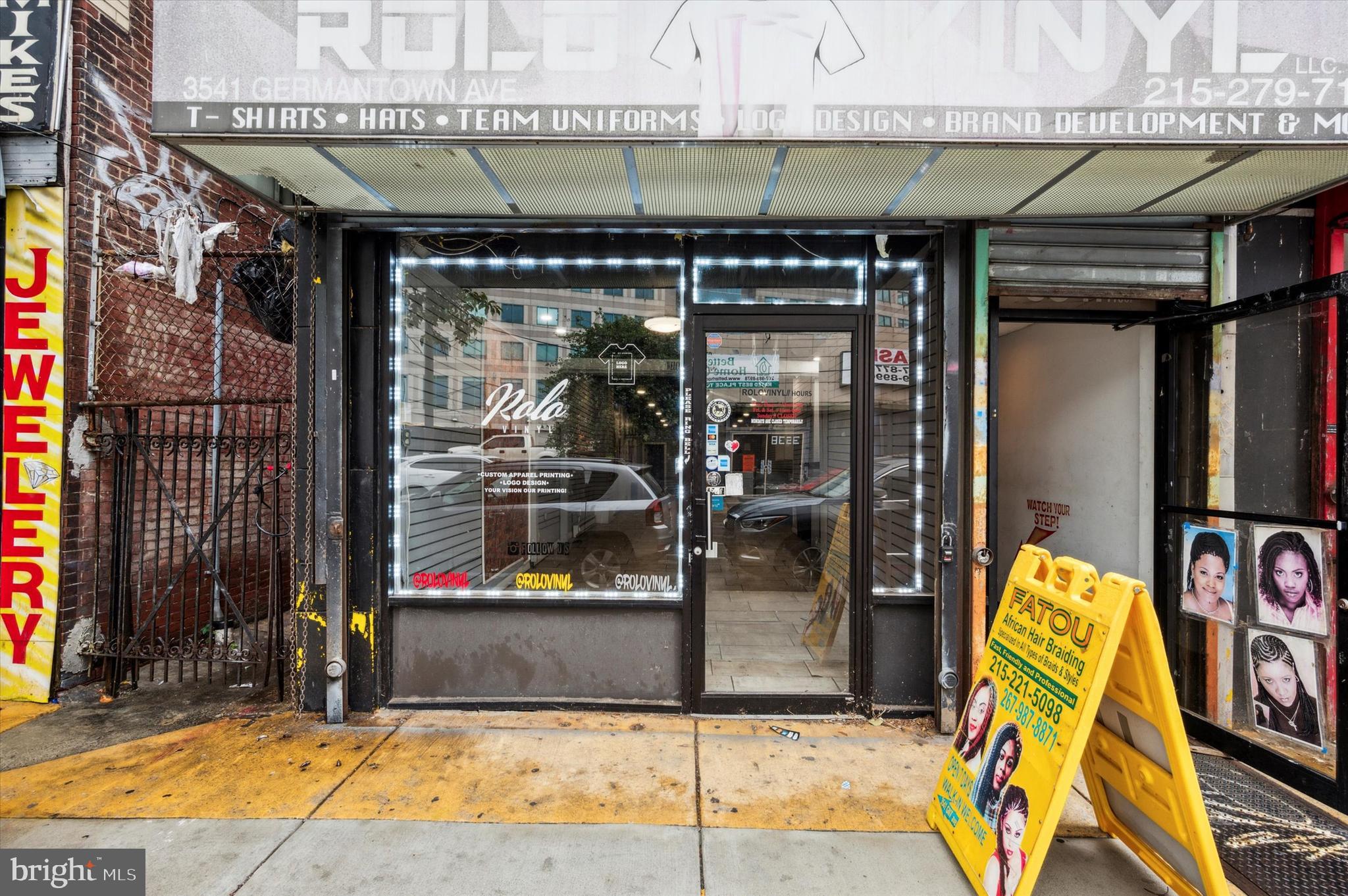 a view of entryway front of a building