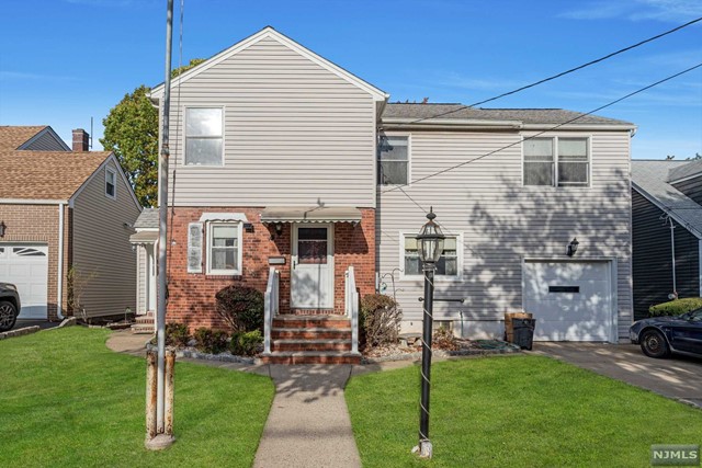 a view of house with a yard