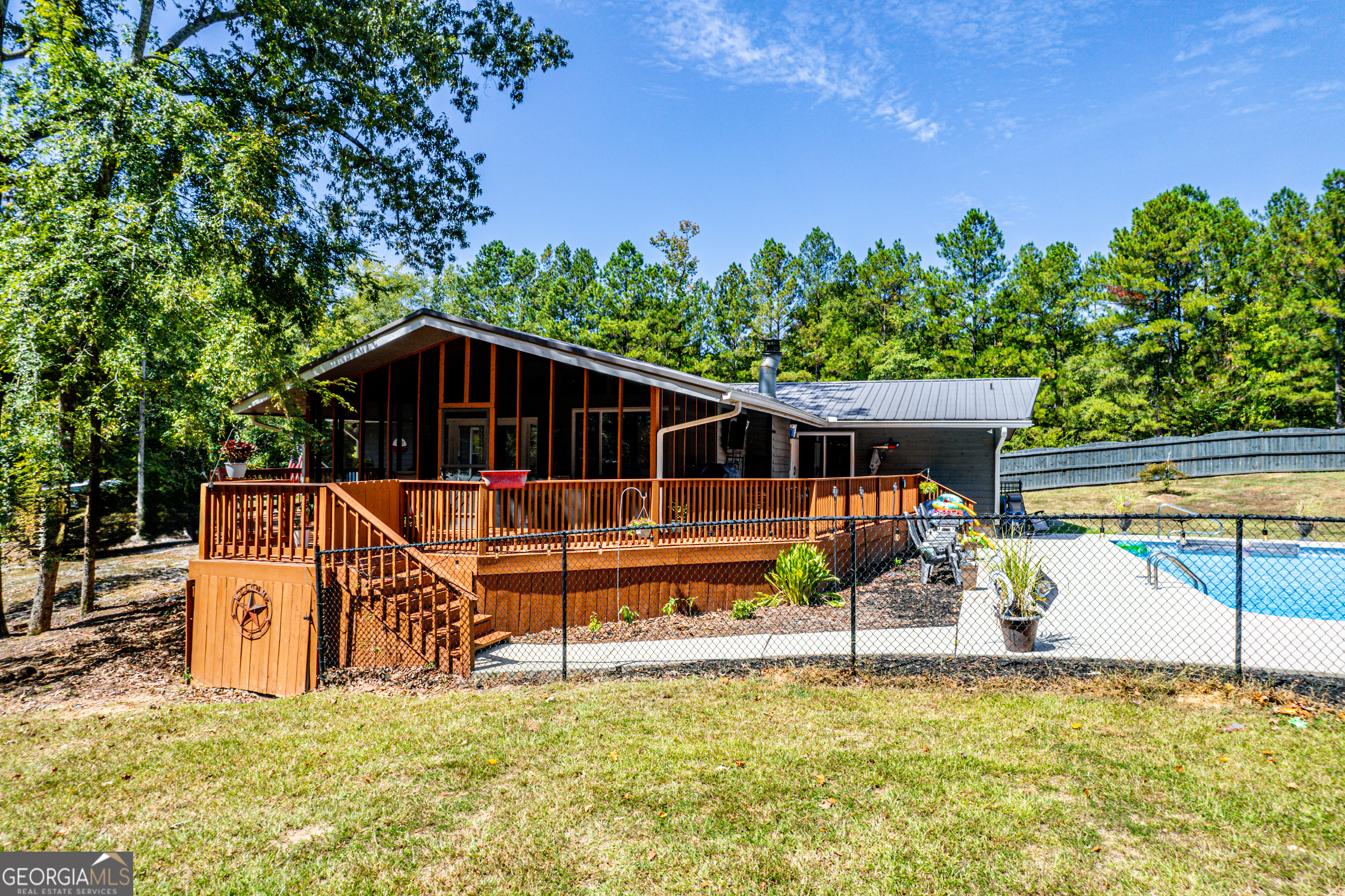 a view of a house with backyard and sitting area