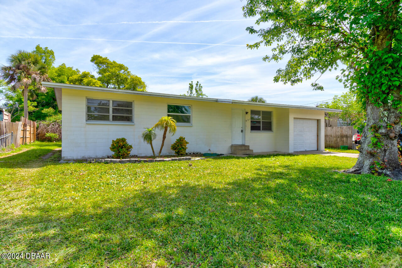 a view of a house with backyard