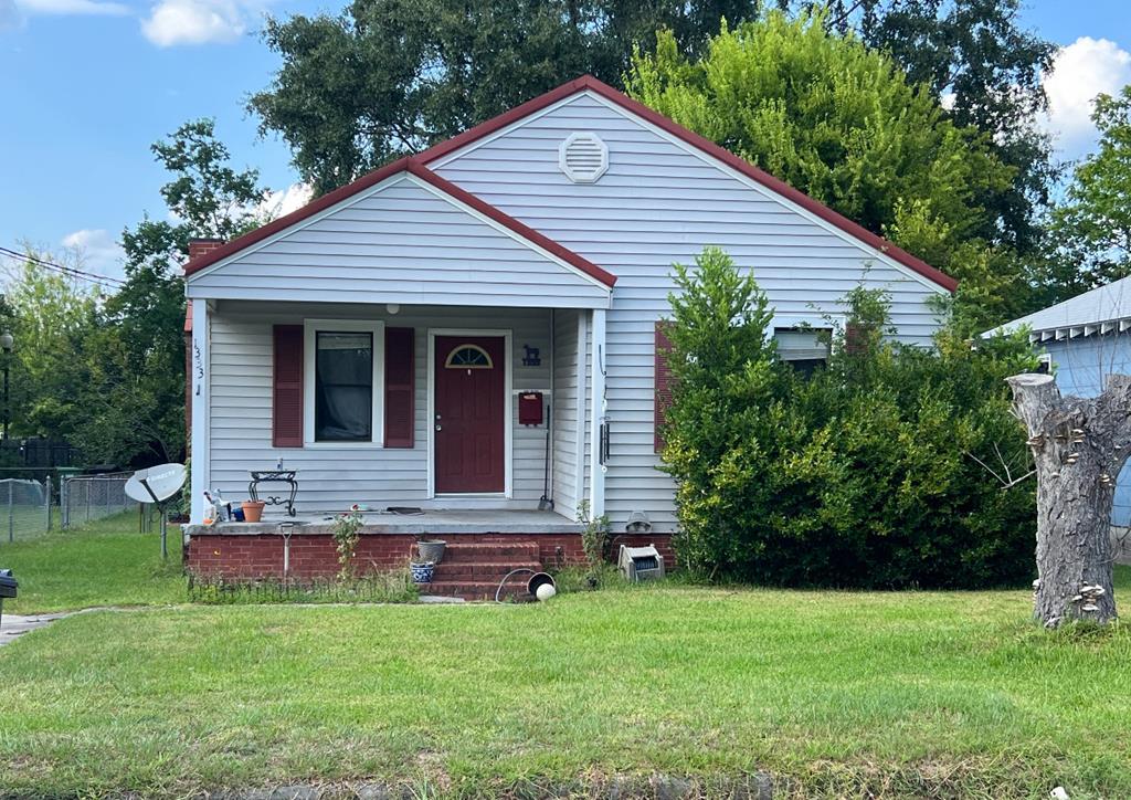 a view of a house with a yard