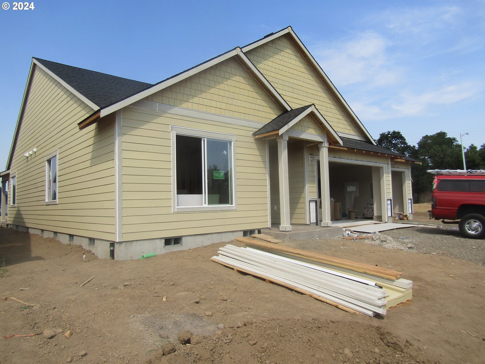 a view of a house with backyard and sitting area