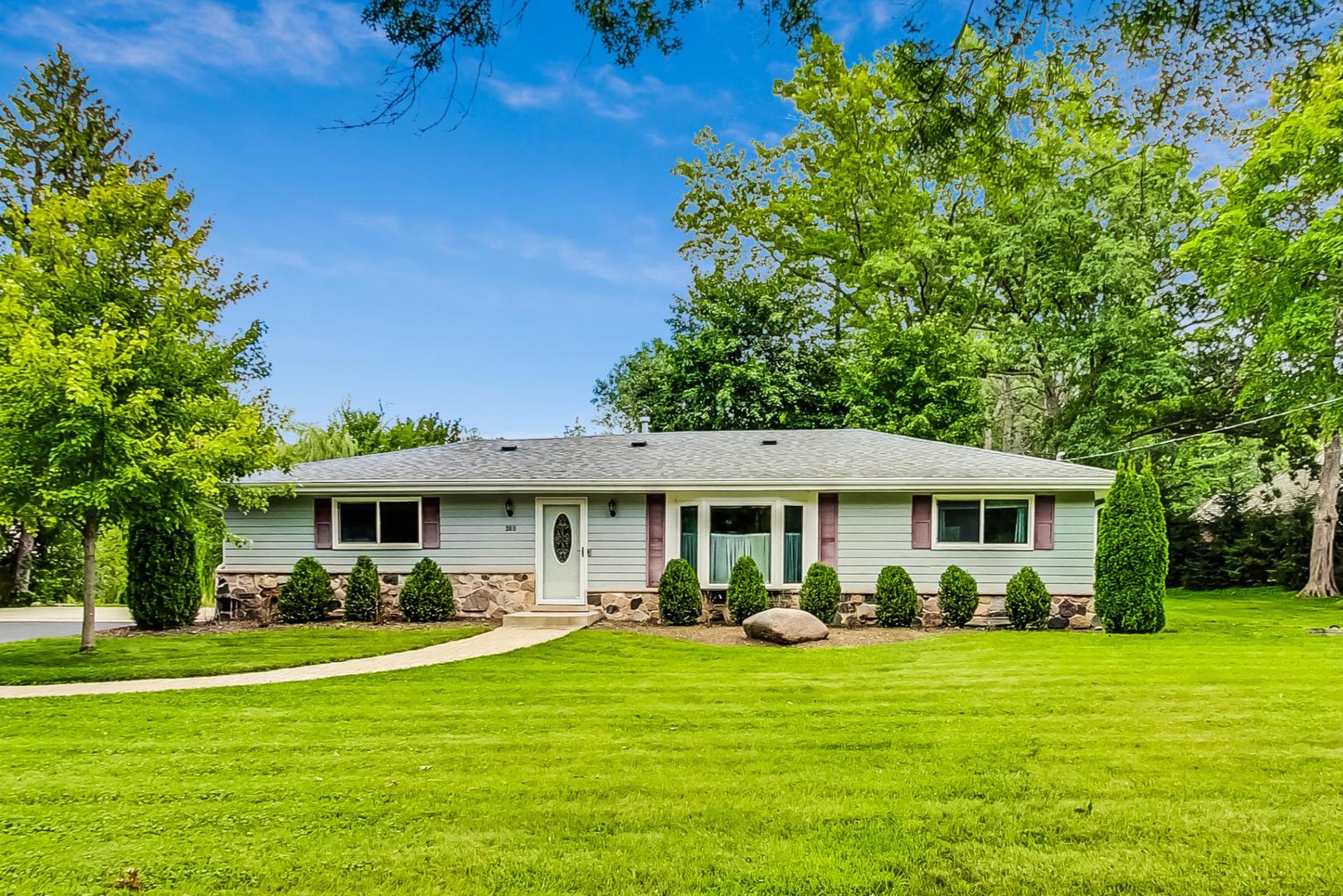 a view of a yard in front of house