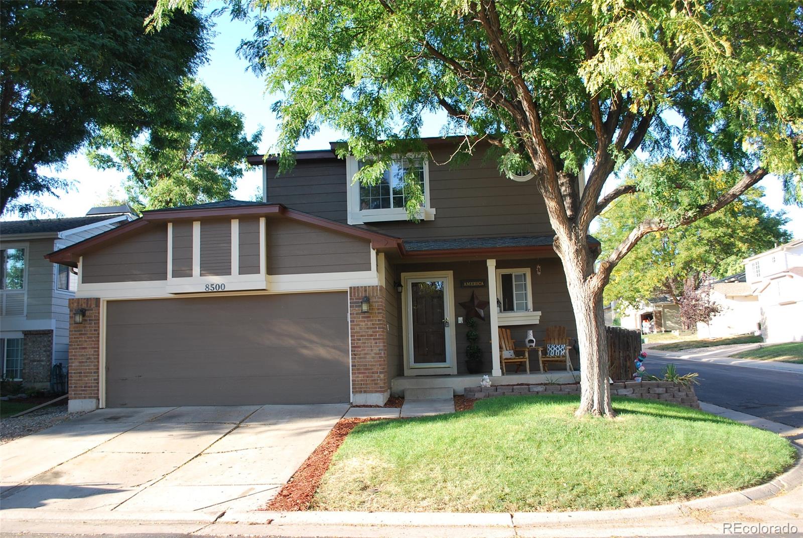 a view of a house with a yard