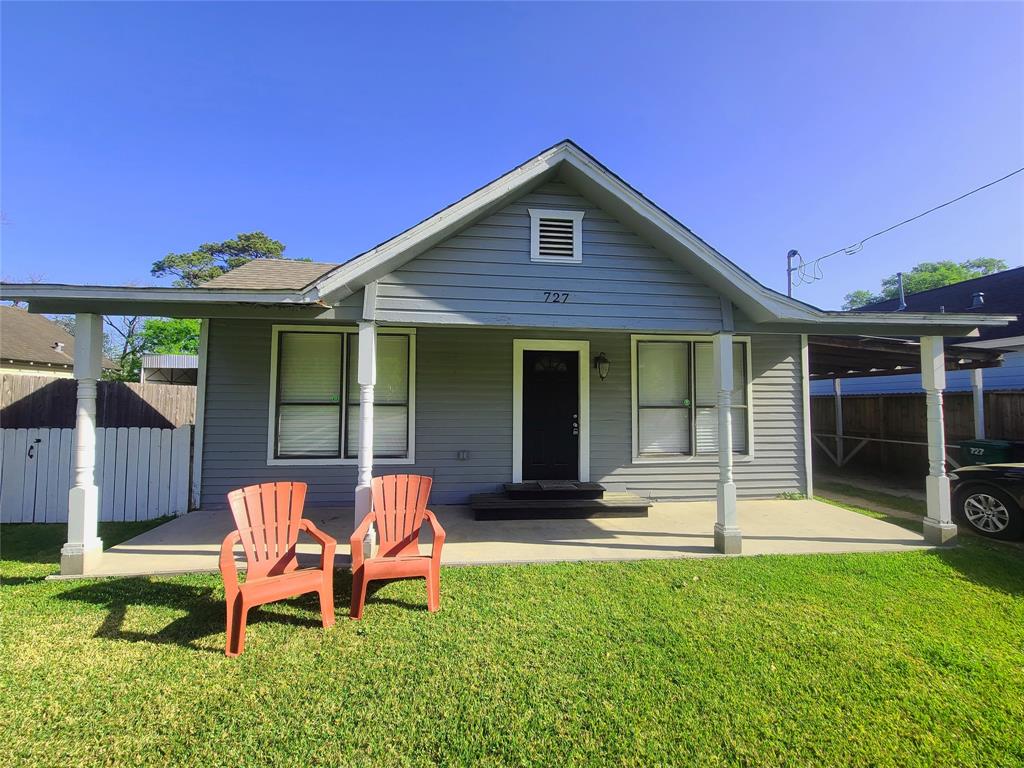 727 Yorkshire, Front unit with separate side yard and driveway.