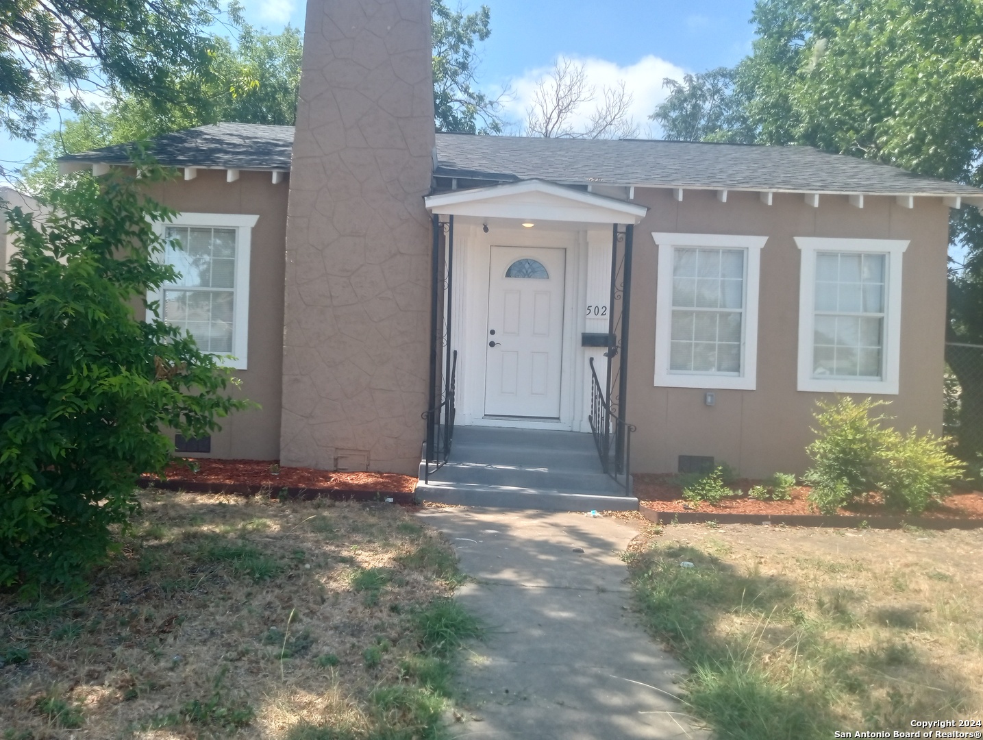 a view of a house with a yard