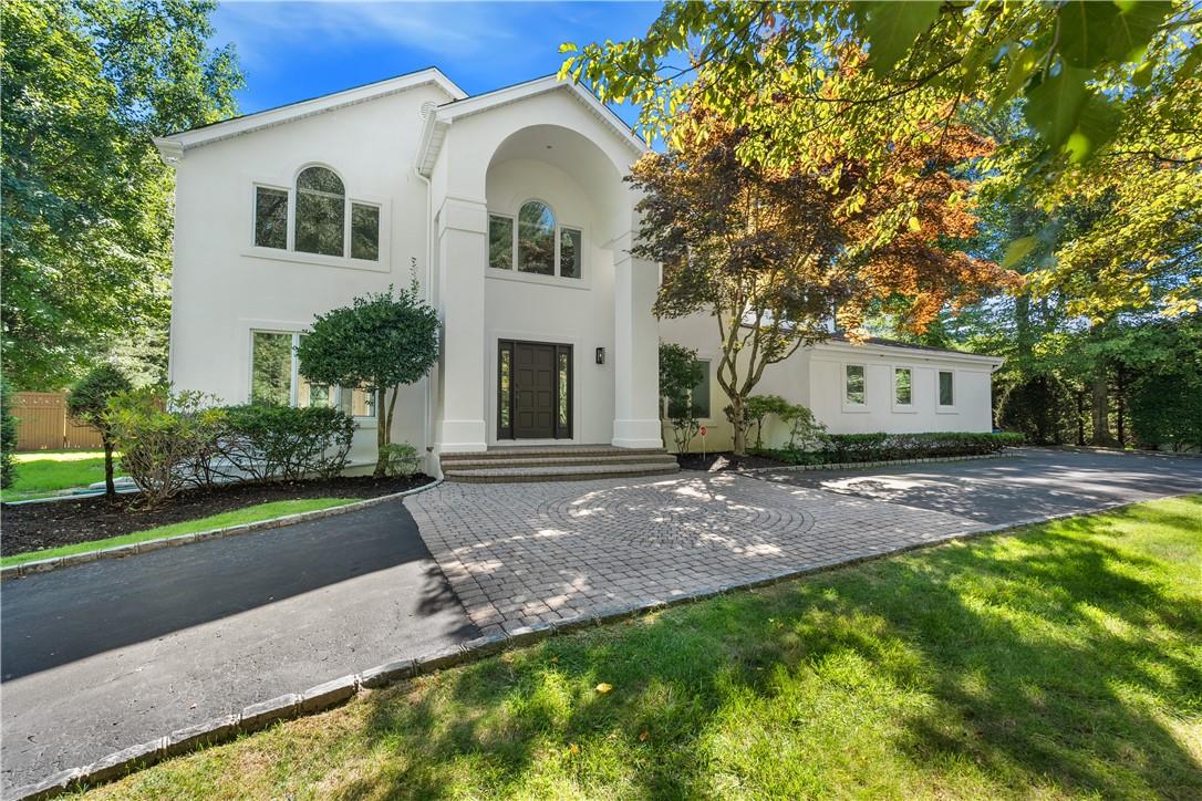 View of front of property featuring a front yard