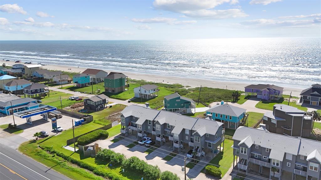 This 3rd row townhome in the Karankawa neighborhood offers breathtaking views and close proximity to the Gulf of Mexico. Enjoy the easy access to the beach, perfect for relaxing and enjoying the sun, sand, and sea.