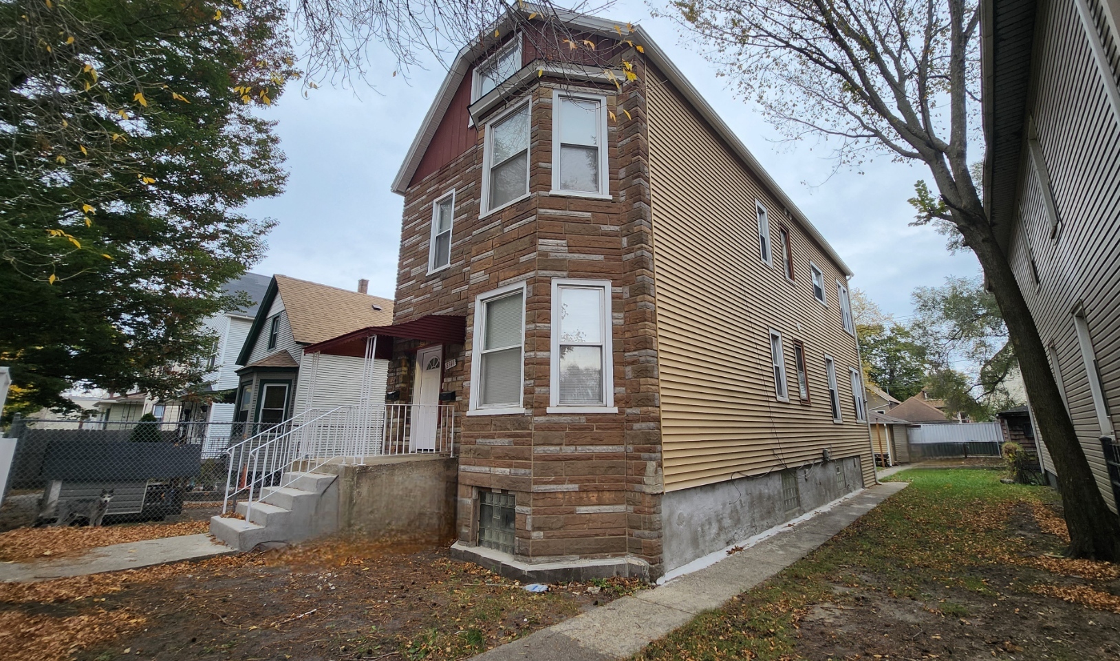 a view of a house with a yard