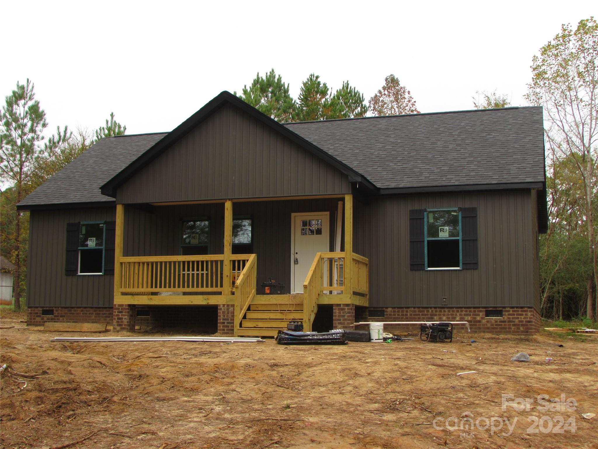 a view of a house with backyard