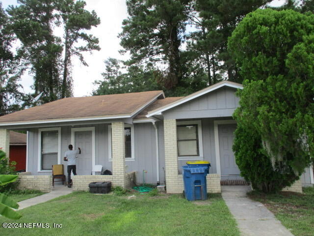 a view of an house with backyard space and garden