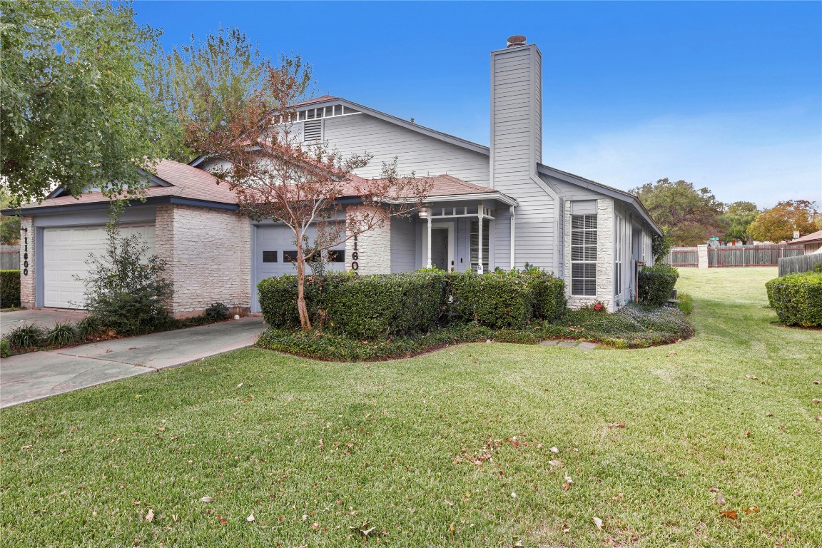 11602 Norwegian Wood Drive is an adorable remodeled townhome of approximately 1064 Square Feet, per tax records, located in the sought-after Gracywoods community.