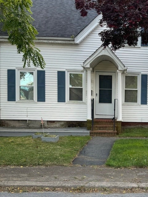 a view of front of a house with a yard