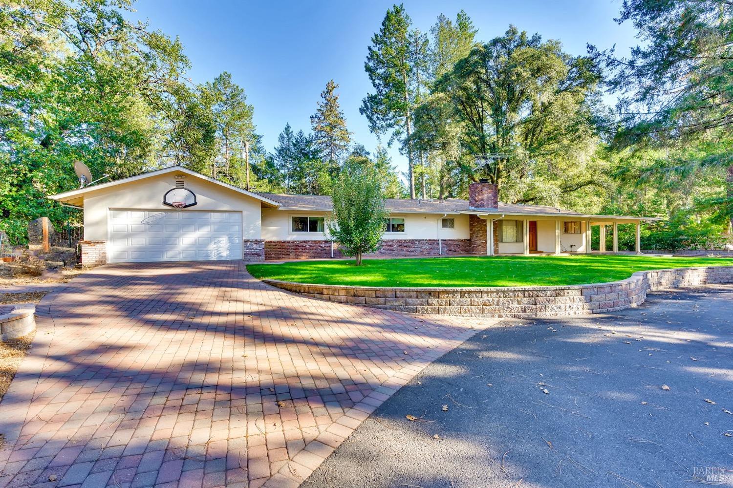 a view of front of a house with a yard