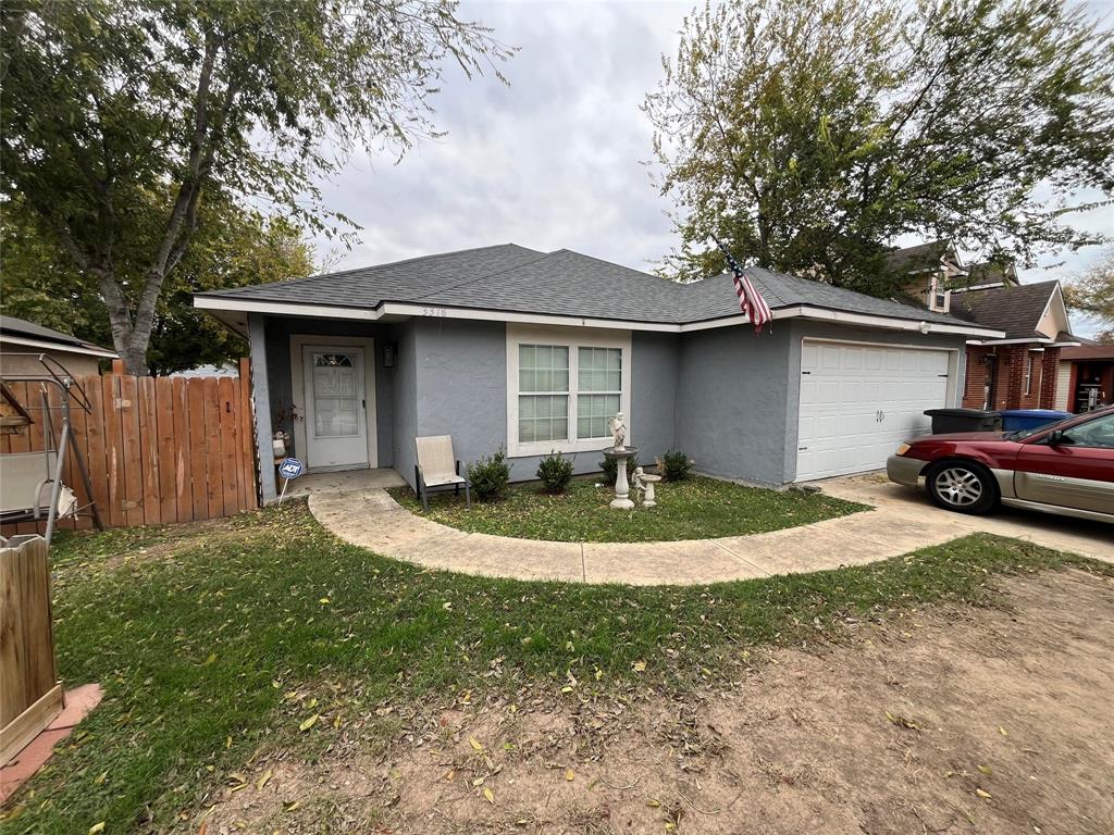 a view of a house with backyard and trees