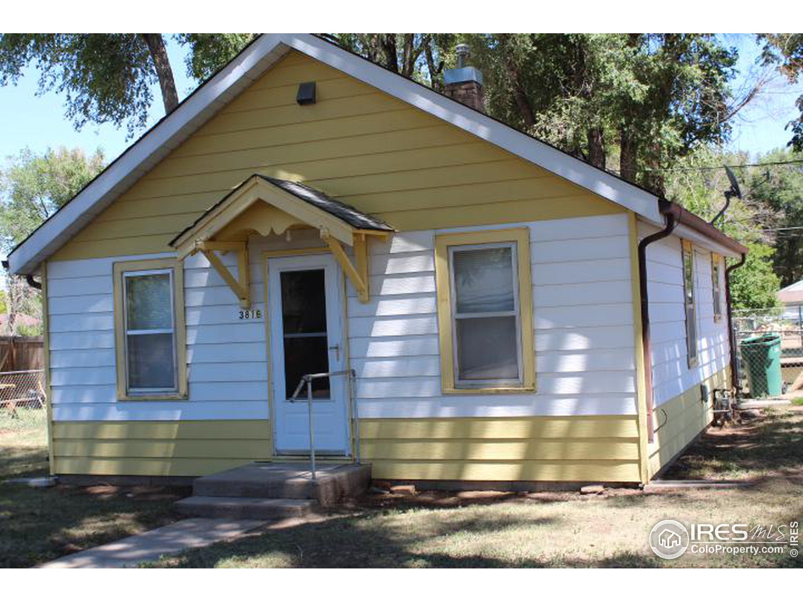 a view front of house with a yard