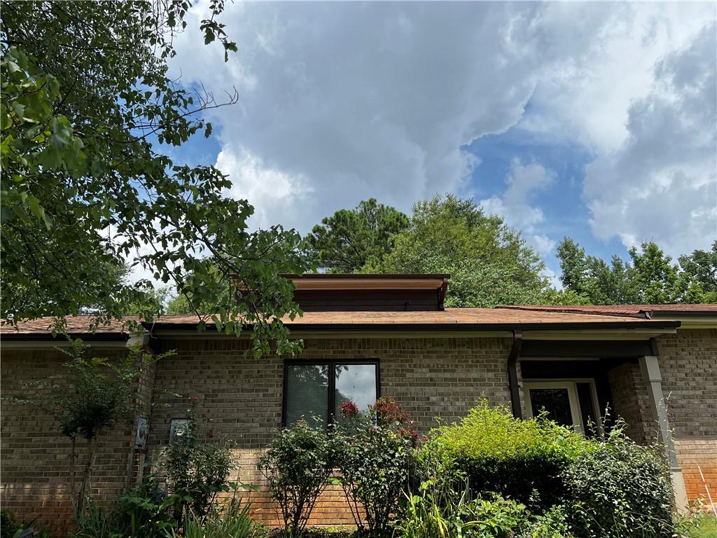 an aerial view of house with yard and lake view