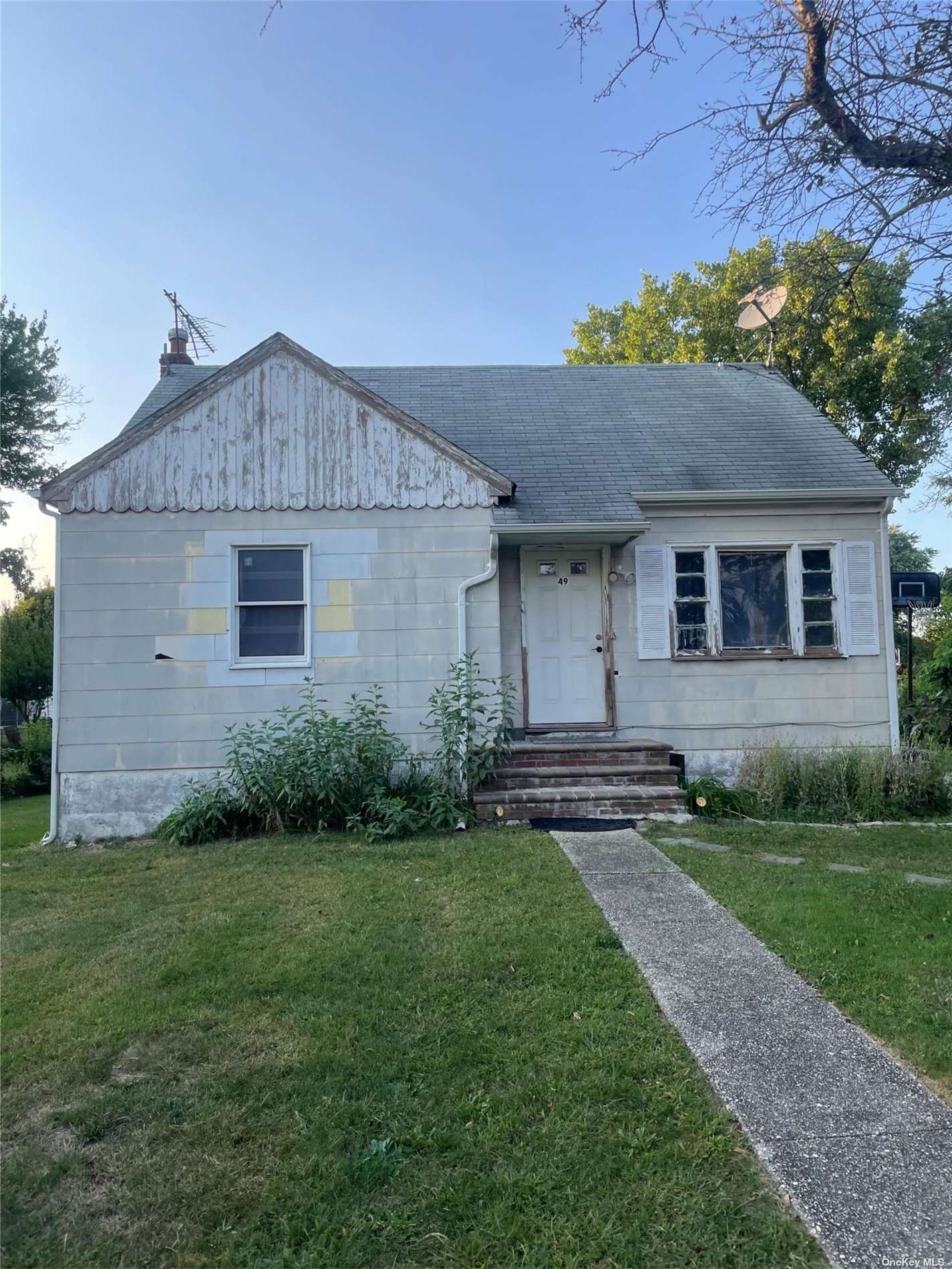 a view of a house with garden and yard