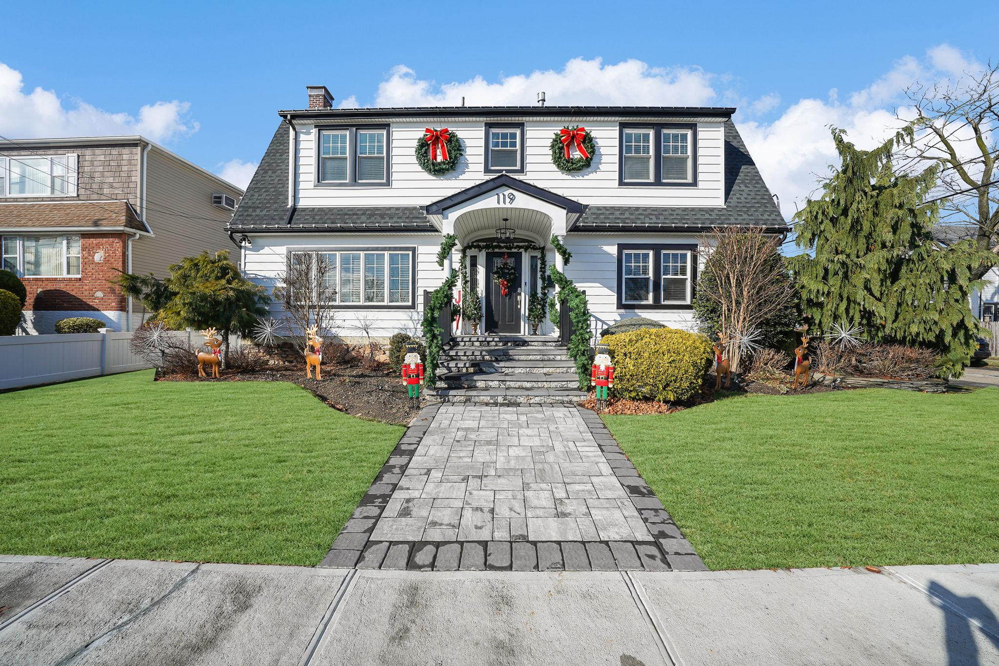 View of front of house featuring a front lawn