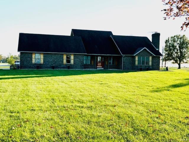 $700,000 | 15020 Jamestown Road | Breese Township - Clinton County