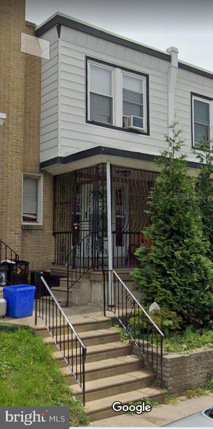 a view of a house with backyard and porch