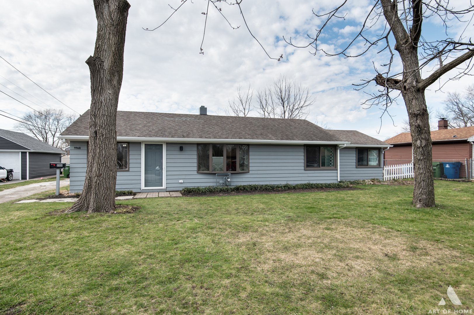 a view of a house with a yard