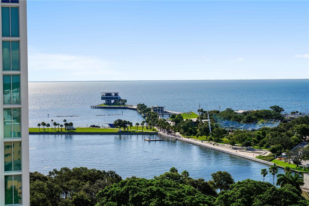 1302 View OF TAMPA BAY AND THE ST PETERSBURG PIER