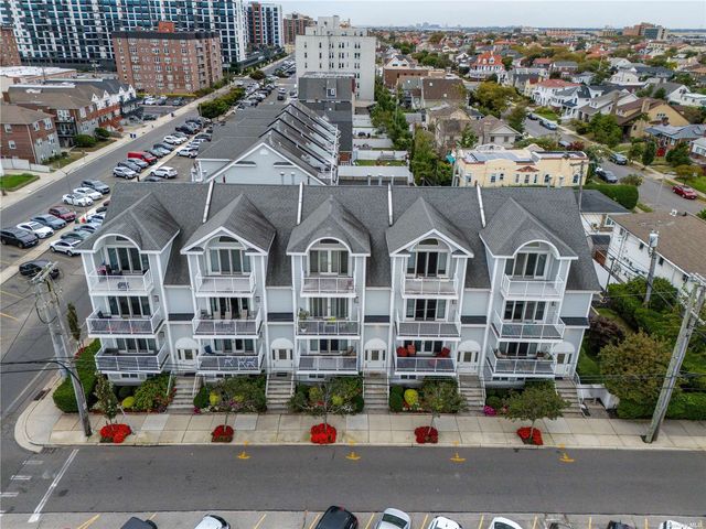 $929,000 | 159 Monroe Boulevard, Unit UPPR | Central District