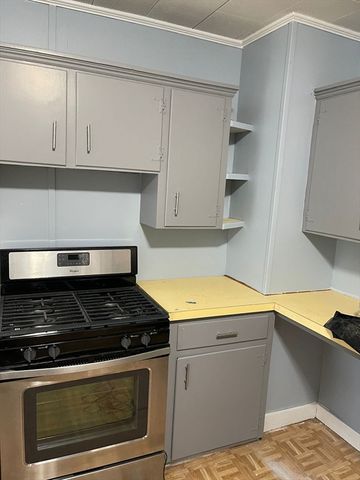 $1,800 | 160 Pleasant Street, Unit 2 | North of Main