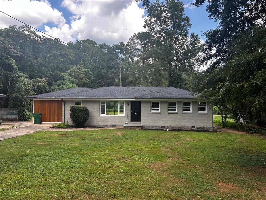 a view of a house with a yard