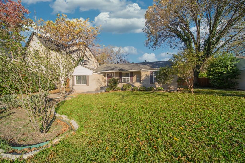 a view of a house with a backyard