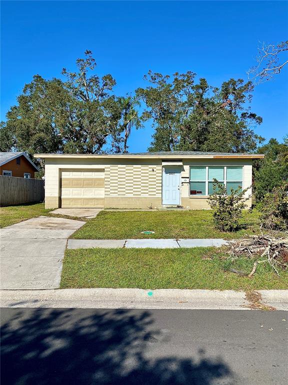 a view of a house with a yard