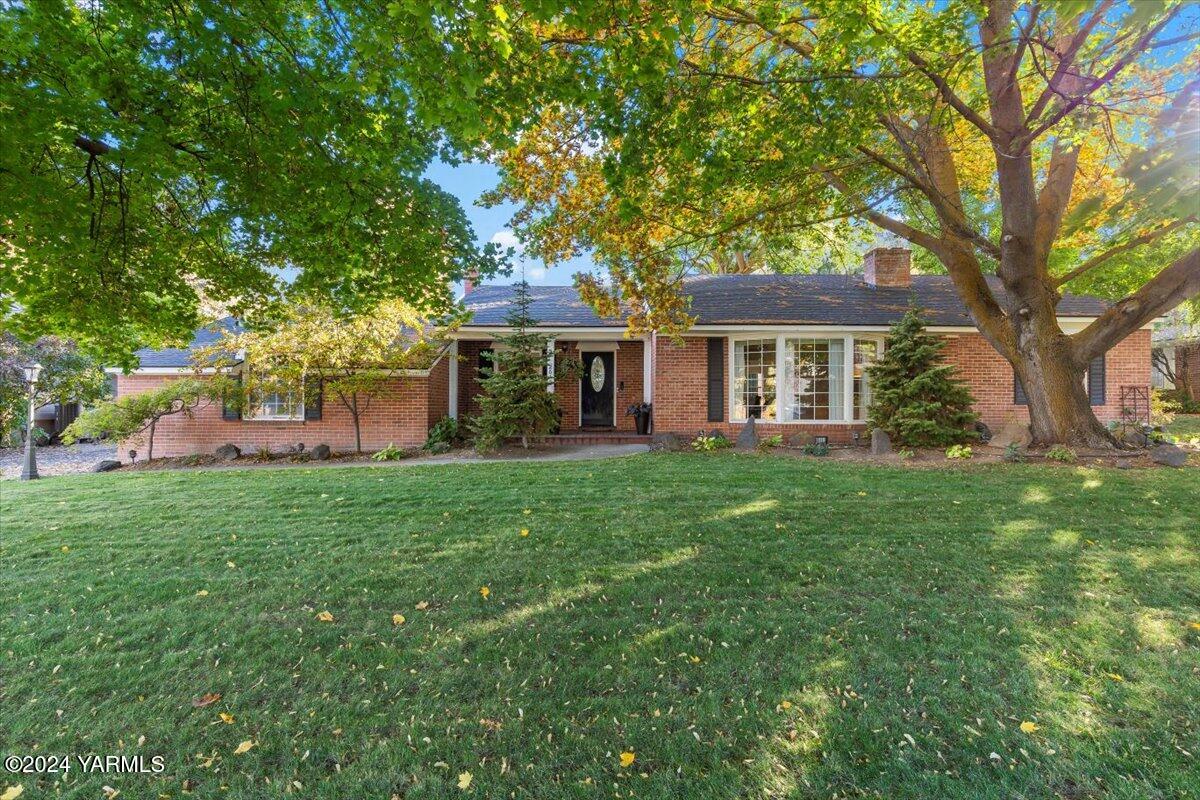 a view of a house with a backyard