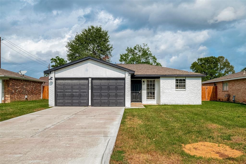 a view of a house with a yard and garage