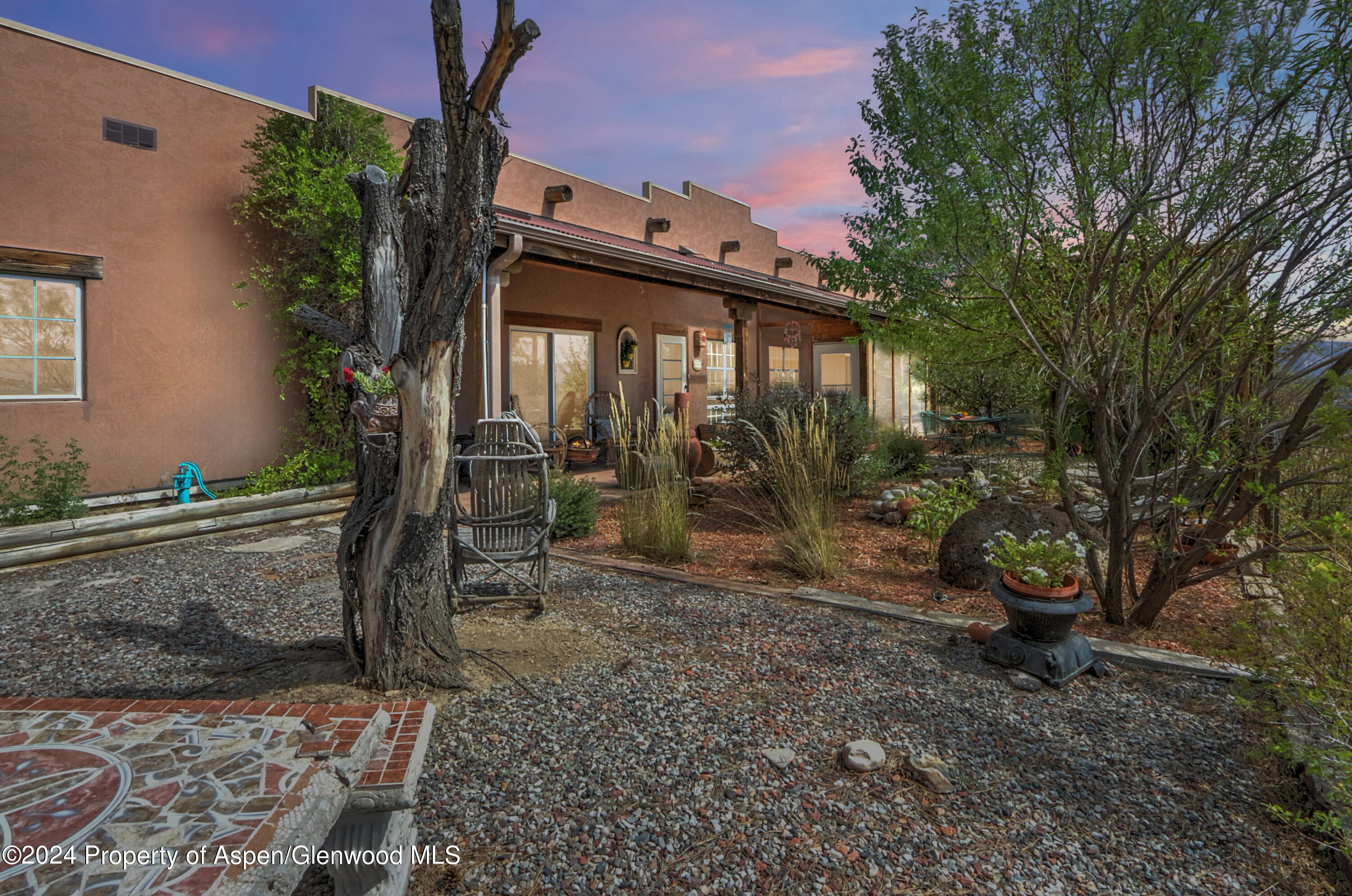 a view of a house with backyard